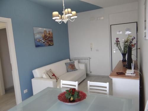 - un salon avec une table et un canapé dans l'établissement Appartamento vista mare, à Martinsicuro