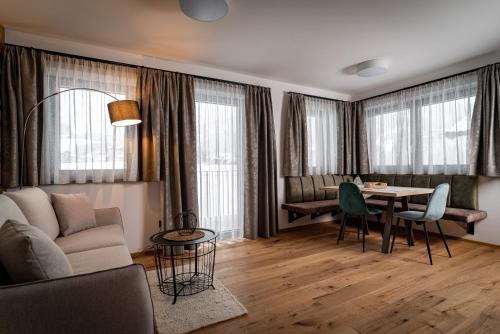 een woonkamer met een bank en een tafel bij Anna Apartments in Ellmau