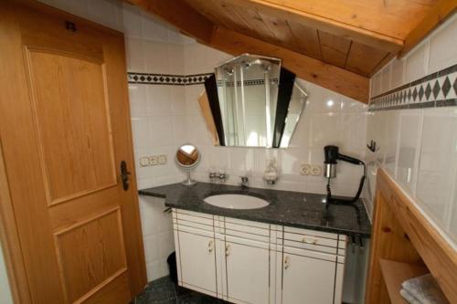 La salle de bains est pourvue d'un lavabo et d'un miroir. dans l'établissement Kleinreiterhof, à Bad Reichenhall