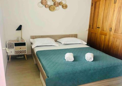 - une chambre avec un lit et 2 serviettes dans l'établissement Santa Lina, à Ajaccio