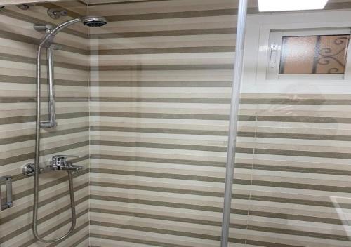 La salle de bains est pourvue d'une douche avec une porte en verre. dans l'établissement Apartments Benalmadena, à Benalmádena
