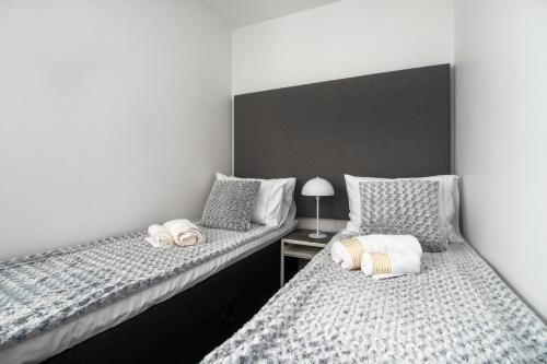 Un pat sau paturi într-o cameră la Hillside Apartments Rogoznica - The Penthouse