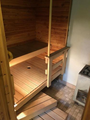 una sauna con escalones de madera en una habitación en Lupiini en Savonlinna