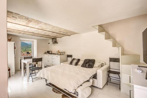 Biała sypialnia z łóżkiem i kuchnią w obiekcie Appartamento di design con vista sui monti w mieście Rocca di Mezzo