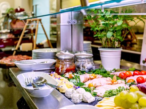 um buffet com muitos tipos diferentes de comida em uma mesa em Hotel Josefshof am Rathaus em Viena