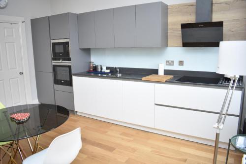 Bernard St - Bright and spacious 1 bed apartment at the Shore!