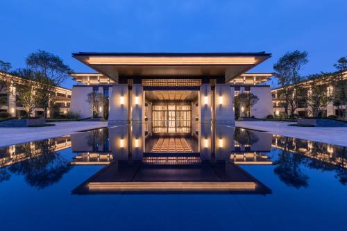 une séance de nuit à l'entrée d'un bâtiment dans l'établissement Gran Melia Chengdu, à Chengdu