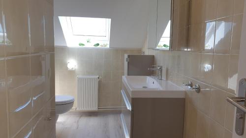 un bagno con lavandino, WC e finestra di Grand Gite La Salamandre Proche Sarlat de 1 à 10 personnes a Saint-André-dʼAllas