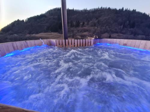 una gran bañera de hidromasaje con agua azul. en Grădina Mariajelor Hotel, en Câmpulung Moldovenesc