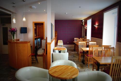restauracja ze stołami i krzesłami oraz jadalnią w obiekcie The Aberlour Hotel w mieście Aberlour