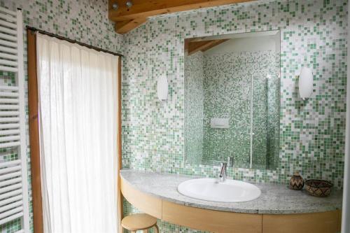 Kúpeľňa v ubytovaní IseoLakeRental - Villa Dossello