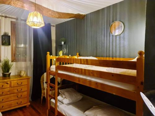 1 dormitorio con 2 literas y lámpara de araña en Chalet de 3 chambres avec sauna et wifi a Arrens Marsous, en Arrens-Marsous