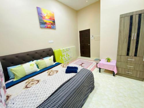 Ένα ή περισσότερα κρεβάτια σε δωμάτιο στο Aurora Homestay TRG