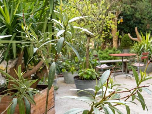 a garden with lots of plants and a picnic table at Apartments Spalenring 10 in Basel