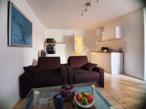 ボーフムにある3-Zimmer Wohnung in der Cityのソファとテーブルのあるリビングルーム