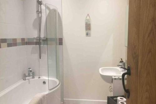 łazienka z umywalką, wanną i toaletą w obiekcie Horsemans Barn w mieście Kingsbridge