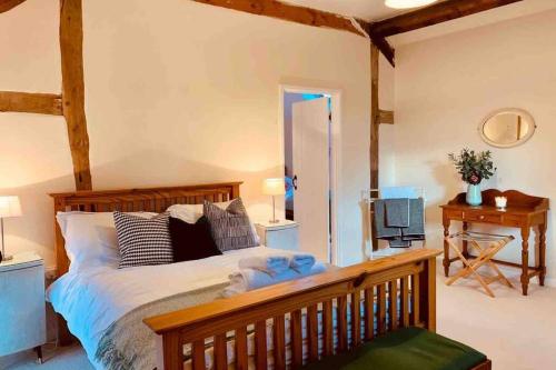 Postel nebo postele na pokoji v ubytování Upper Heath Farm - Stable Cottage Ludlow