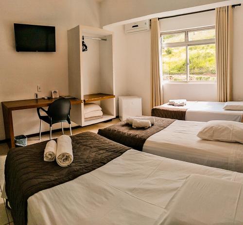 En eller flere senger på et rom på Cyrilo's Palace Hotel