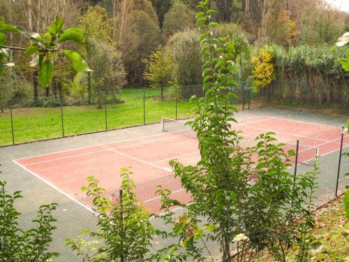 Instalaciones para jugar a tenis o squash en Casa de Lamas o alrededores