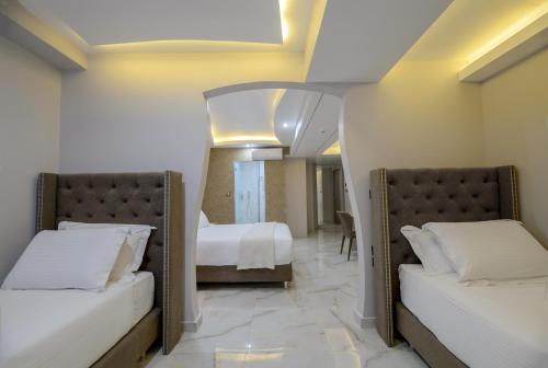 2 letti in una camera d'albergo con 2 letti sidx sidx di Athens Starlight Hotel ad Atene
