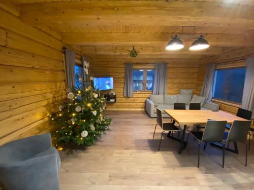 uma sala de estar com uma árvore de Natal e uma mesa em Chata u Pietrka em Szczyrk