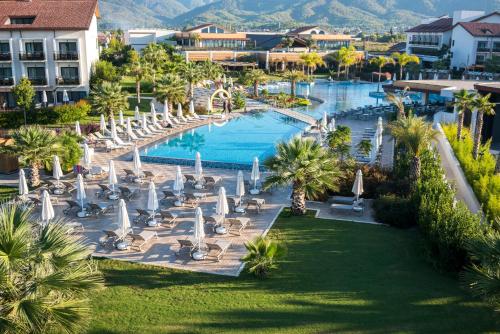 Vaade basseinile majutusasutuses Akra Fethiye Tui Blue Sensatori - Ultra All Inclusive või selle lähedal