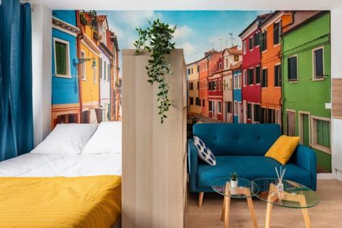 - une chambre avec un lit et une vue sur les bâtiments dans l'établissement COLOR & COSY DARDILLY, à Dardilly