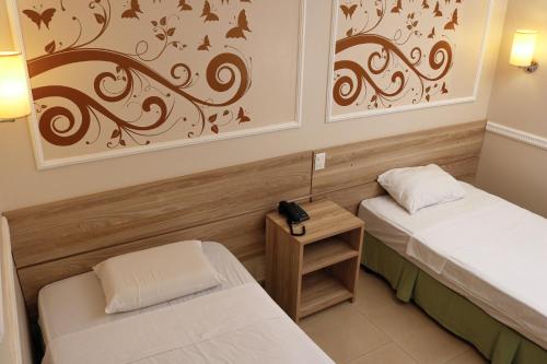 Tempat tidur dalam kamar di Atalanta Hotel