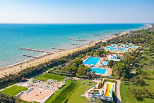 una vista aerea di un resort vicino alla spiaggia di Estivo Premium Plus mobile homes on Camping Pra delle Torri a Caorle