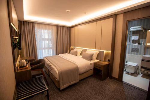 Tempat tidur dalam kamar di BEST GARDEN HOTEL