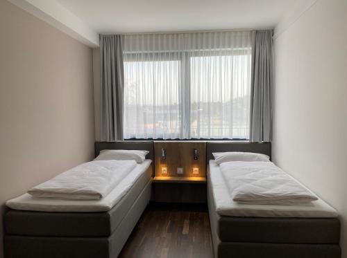 En eller flere senger på et rom på Hotel B4
