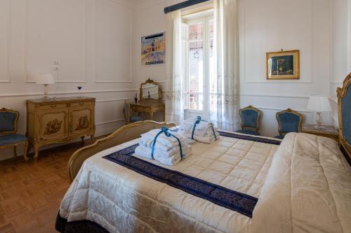 מיטה או מיטות בחדר ב-Le Rose di Nonna Maria, appartamento di lusso in centro città