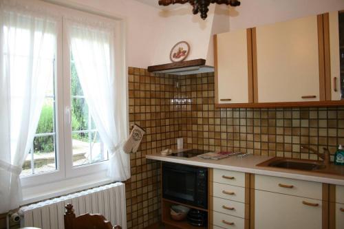 une cuisine avec un évier et une fenêtre dans l'établissement 1 Bedroom House 20min walk to centre in Tournus, à Tournus