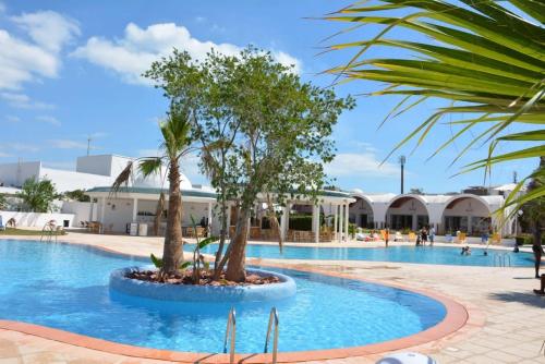Bazén v ubytování Zodiac Hôtel & Aqua Park nebo v jeho okolí