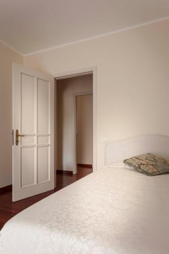 Ένα ή περισσότερα κρεβάτια σε δωμάτιο στο Villa Tramonto luxury apartment with private swimming pool