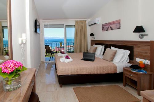 Postel nebo postele na pokoji v ubytování Hotel Yannis Corfu