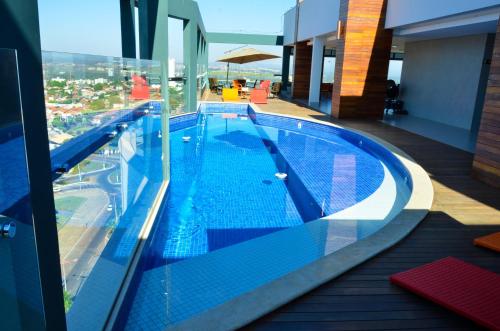 Bazén v ubytování Comfort Hotel & Suítes Rondonópolis nebo v jeho okolí
