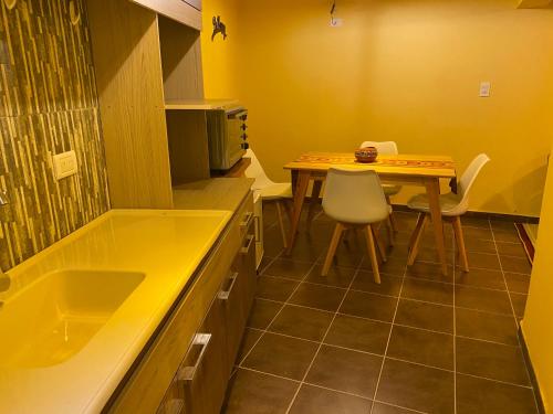 uma cozinha com uma mesa e uma mesa e cadeiras em Loft Centro em Villa Unión