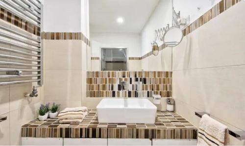 une salle de bain avec un lavabo blanc et un miroir dans l'établissement Venice Cadeau, à Venise