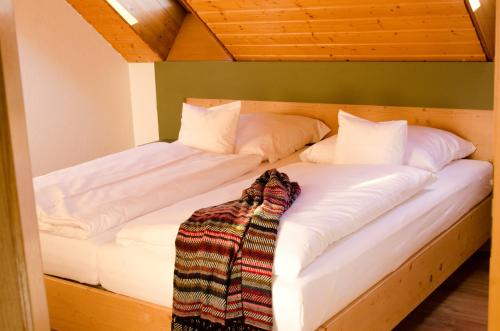 Un pat sau paturi într-o cameră la Schreyers Hotel Restaurant Mutzel