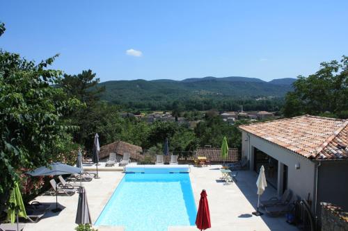 Изглед към басейн в Gîtes Domaine de la Barnerie или наблизо