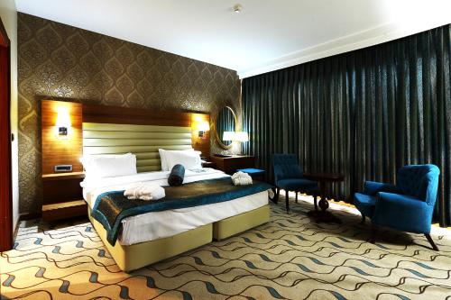 Un pat sau paturi într-o cameră la Margi Hotel