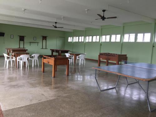 uma sala vazia com mesas e cadeiras em Pousada Difusão Cultural na Praia Grande