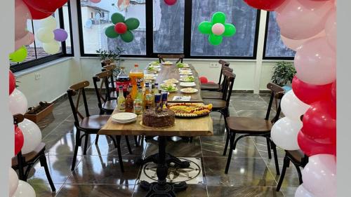 Una mesa con comida y globos en una habitación. en Gul Otel, en Estambul