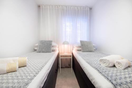 Posteľ alebo postele v izbe v ubytovaní The Grande - Huge terrace - Amazing sea views - Tastefully Furnished - Access to rooftop terrace and gym - Hillside Apartments Rogoznica