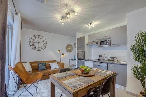 Il comprend une cuisine et un salon avec une table. dans l'établissement Voltaire, à Toulouse