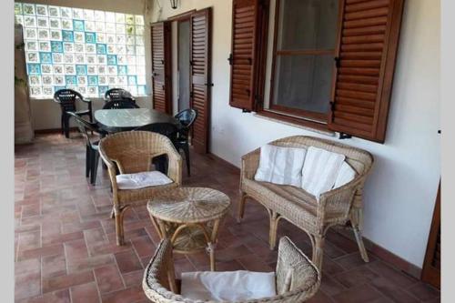 una sala da pranzo con sedie, tavolo e tavolo di Angolo relax a due passi dal mare a Lotzorai