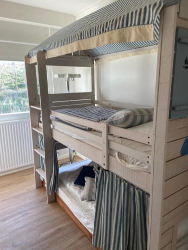 Un ou plusieurs lits superposés dans un hébergement de l'établissement Family bungalow with garden for 6-8 people