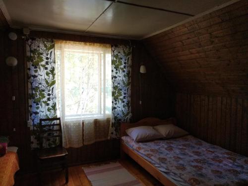 Tempat tidur dalam kamar di Jõeniidu Holiday House