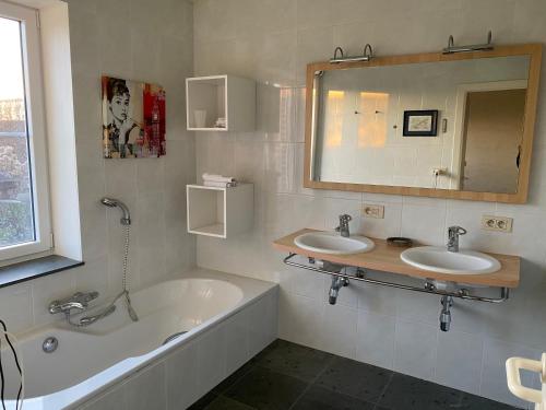 Ett badrum på Vakantiewoning Jérôme